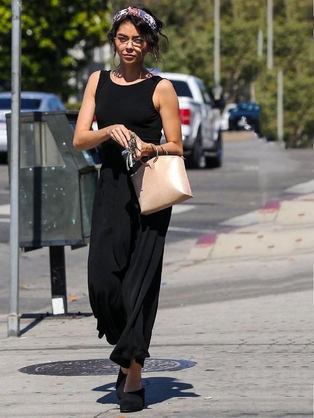 摩登家庭Sarah现身，穿露背装秀身材，网友：奚梦瑶遇对手了！