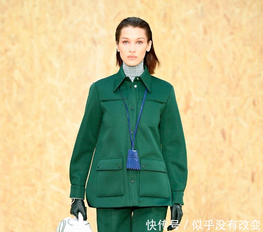 『头发扎』吉吉·哈迪德和妹妹贝拉现身巴黎,吉吉穿格纹大衣太靓丽