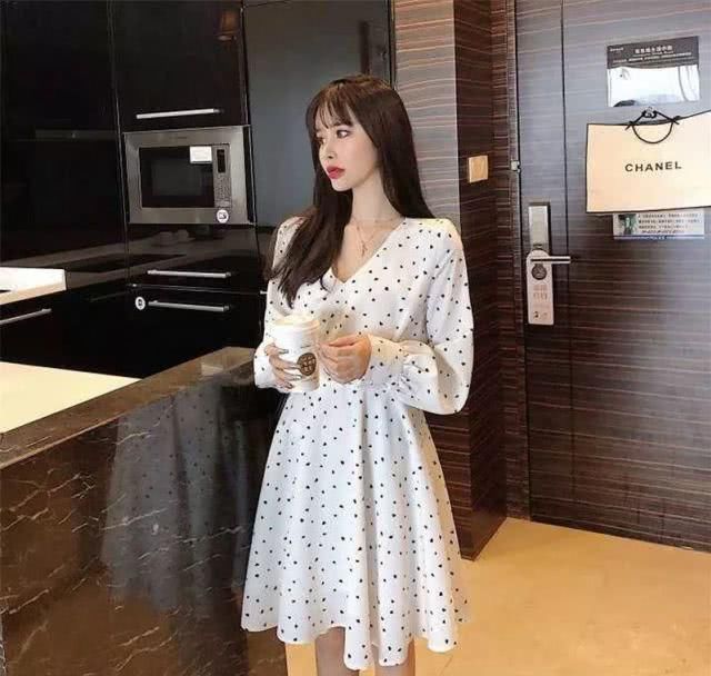  就算：就算是简约朴素的打底衫，学会搭配也能展示出自己的风格