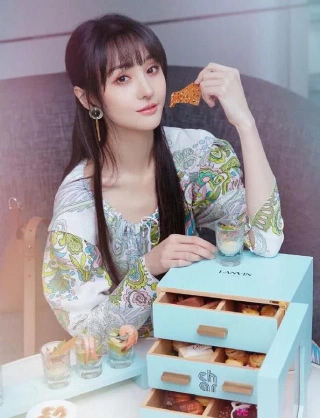 『晕染的面积』见过世面的女人,下眼影不会画太深,郑爽这样画看着像几天没睡