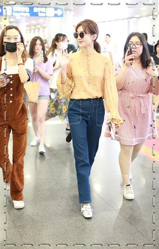 江疏影不过穿件紧身长裙，就勒出了水桶腰，网友：没结婚不应该啊