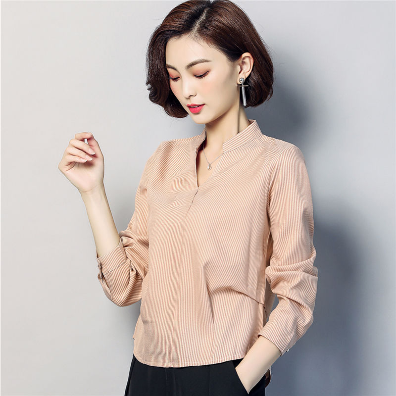 出差回来，老婆穿洋衫+铅笔裤，去机场接我，简直是迷人的小妖精