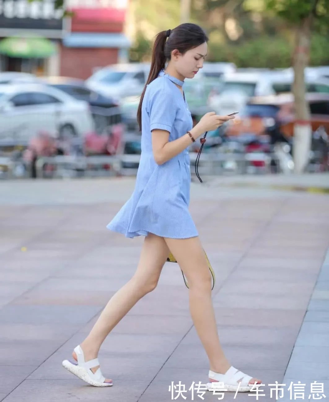 清纯小姐姐身穿蓝色连衣裙，大秀一双迷人的筷子腿十分行，吸睛无