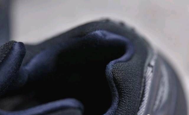 『椰子』Yezzy 700v3黑色灵魂,椰子值多少钱?