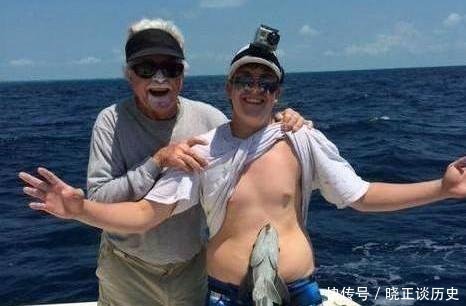  「喜欢」男子钓到一条奇怪的鱼, 正想放了它, 鱼的反应让他立即报警