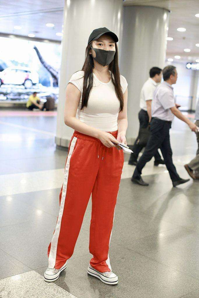 徐冬冬现身机场，身穿白色T恤衫，撑成紧身衣秀曲线吸睛!