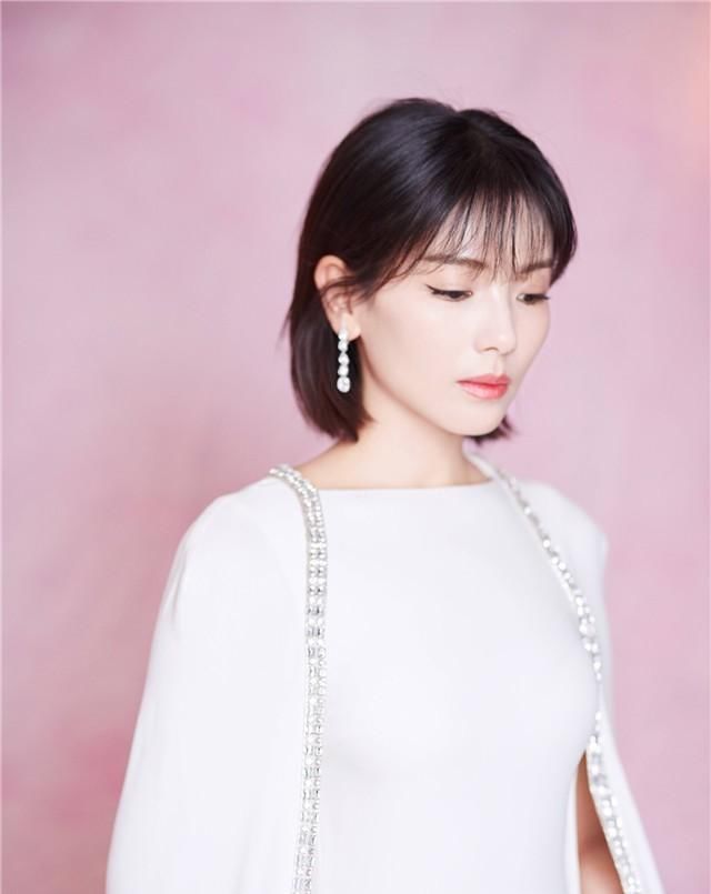  自然大方@四十岁女人,别总是留短发,3种减龄发型,妩媚动人显年轻!