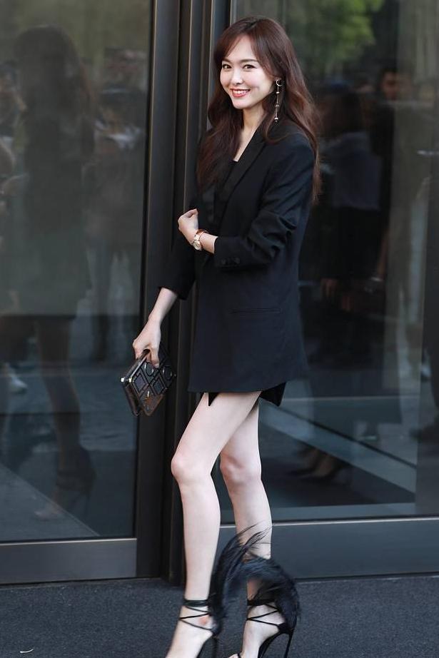 唐嫣又瘦了，穿超细的高跟鞋脚踩羽毛，网友：大长腿白如雪！