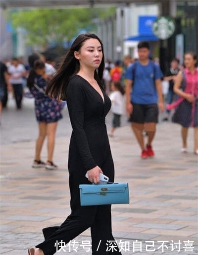  「尽显」街拍：天生丽质的小美女，优雅的穿搭，尽显时尚风采