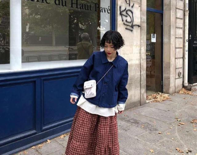  夸张■现在小姑娘越来越时髦了,牛仔外套都这样穿,真好看