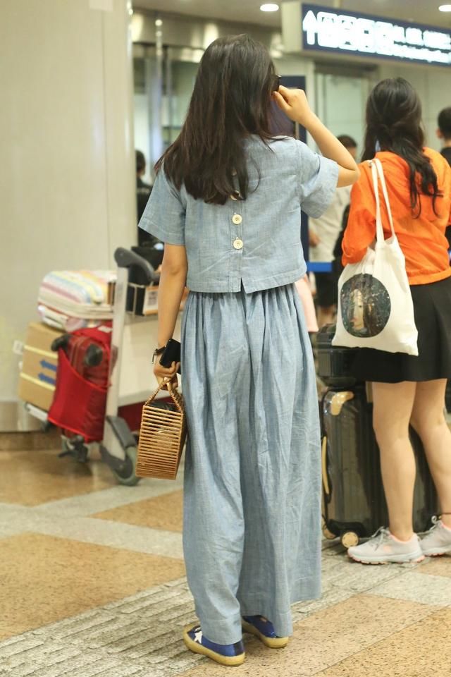 江一燕灰色“套裙”现身，造型和路人别无二致，网友：不敢认了！