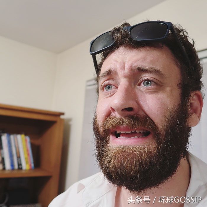 把裤子当鞋子穿，詹妮弗洛佩斯又赢了，国外小哥模仿出事儿了