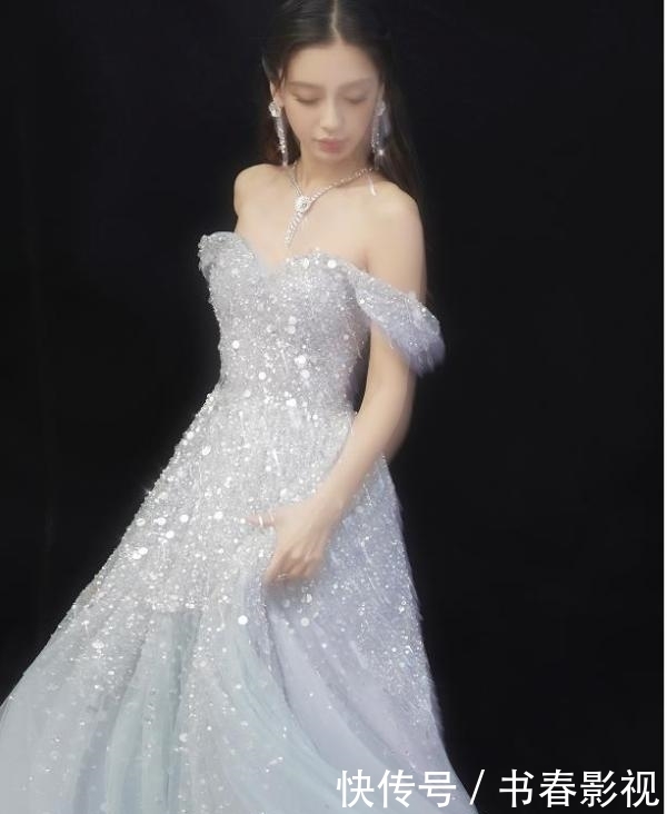 杨颖■当两人同穿亮片长裙时，一个美如仙一个嫩如花，京有杨幂港有杨颖