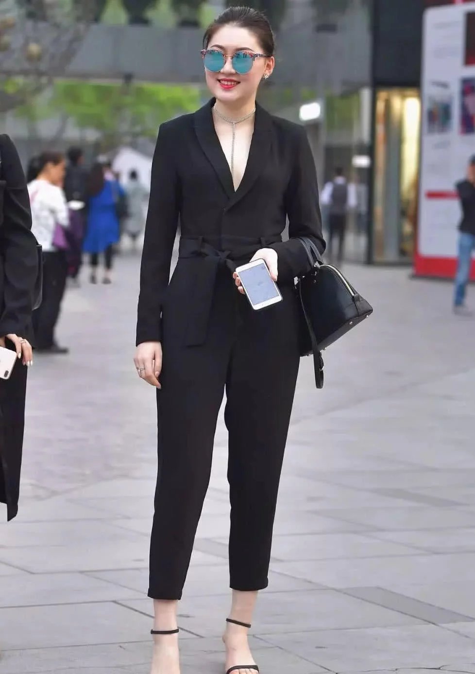 时尚街头姐妹花大秀完美身材,她一个人把镜头全占了