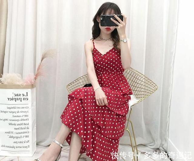  #气质#女人别总穿半身裙了，看小姐姐身上穿的吊带裙，时尚显气质