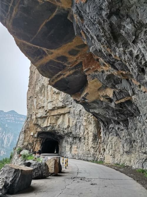 河南山西交界处藏着一条神奇公路,全程开凿在悬崖上被称世界奇迹
