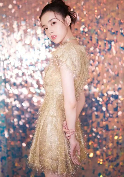 宋祖儿的腿像是假肢!这腿竟和墙融为一体了，得罪了修图师?