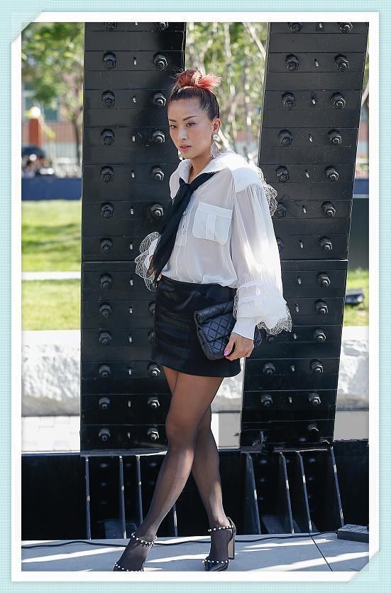 徐濠萦的时尚我不懂!扎丸子头为扮嫩,但腿上的黑丝是几个意思?