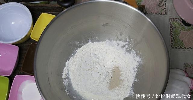  『发酵』小朋友非常喜欢的小餐包，蓝莓果酱夹心小餐包，简单易作酸甜可口