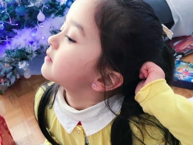  [混血儿]杨威“女儿”悄悄长大，本以为会一直呆萌可爱，谁知混血基因强大