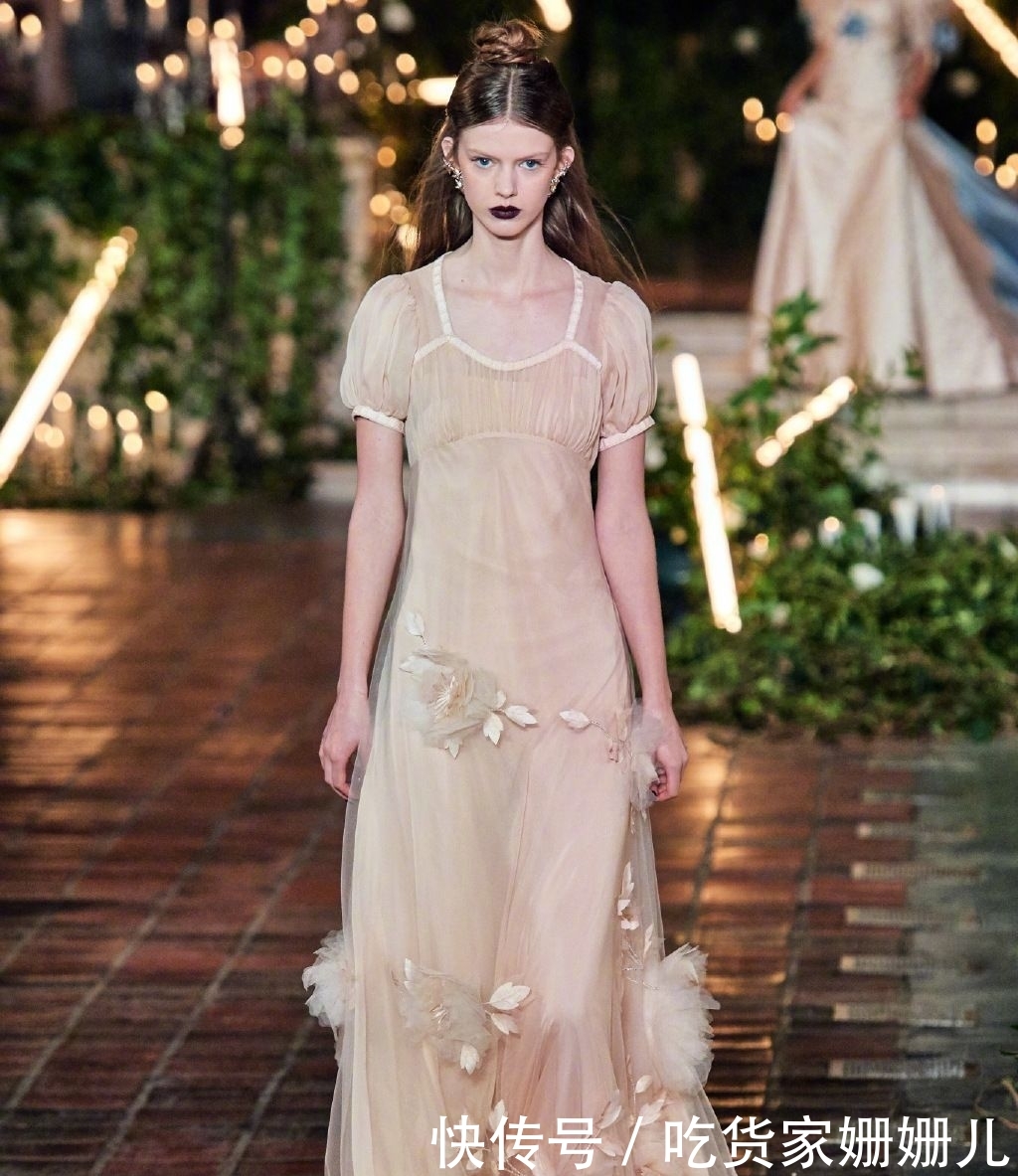 感觉:Rodarte 2020秋冬系列,经典吸血时尚又复古,复古黑暗且不失浪漫
