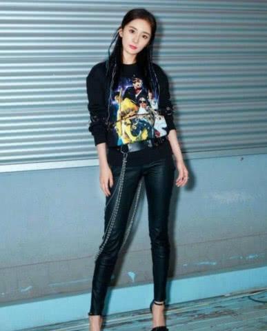 32岁杨幂可真会玩，把头发挑染成蓝色，嫩得可吊打101小姐姐！