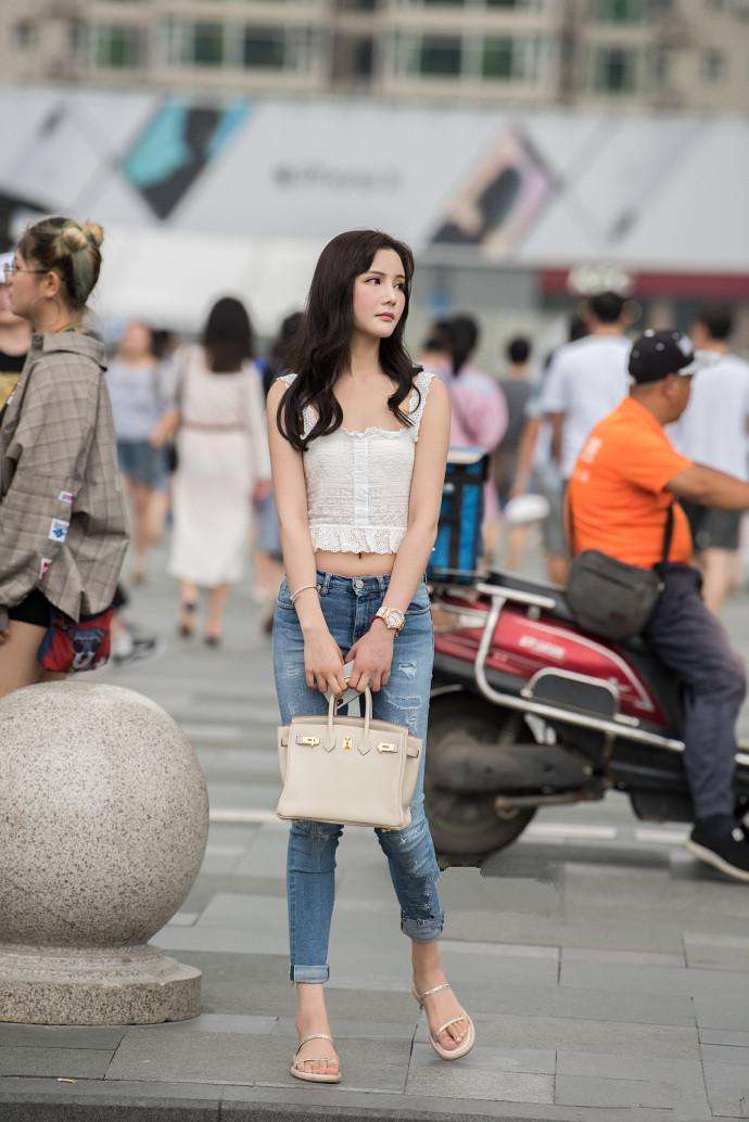 成都街拍, 风景虽好人更美, 美女穿搭休闲窈窕身材更引人注目欣赏