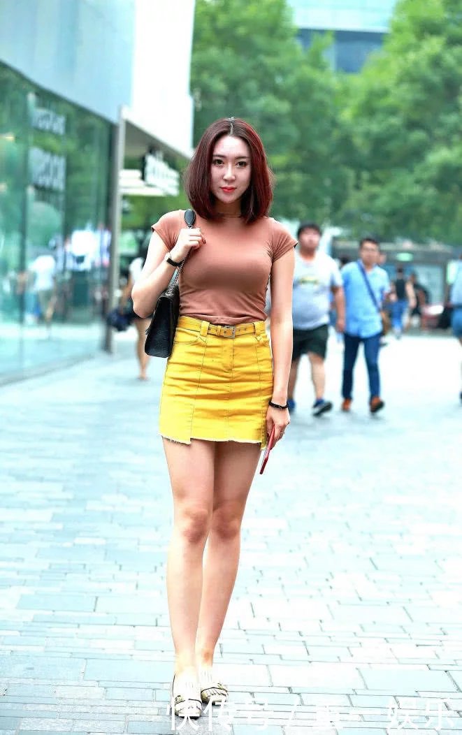 咖啡色紧身短袖不知道吸引了多少羡慕嫉妒的眼神，总是让人忍不住