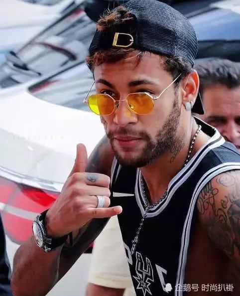 没想到内马尔还是个男模，不踢球的时候就走秀时装周，帅到飞起！