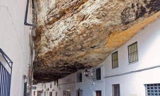 危险的小镇，被巨石压了600年，村民却不以为意