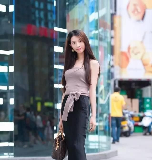 路人街拍抹胸包股开叉裙尽显傲人身材，真正的脱衣有肉 穿衣显瘦