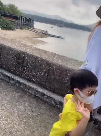  『周家蔚』洪天明发视频更新近况，携妻带子出游，俩儿子星味十足