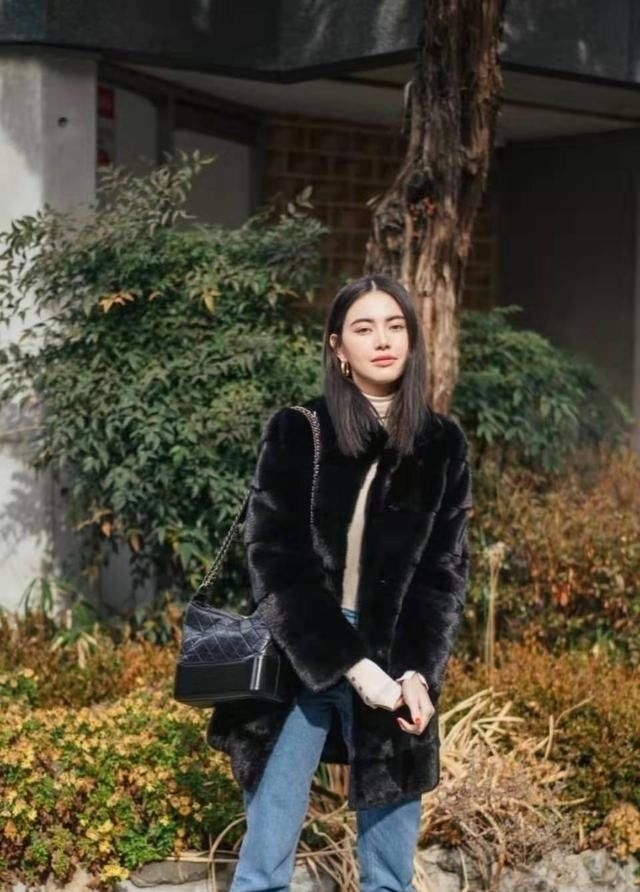 【功不可没】泰国影后Mai太会穿了，穿老气皮毛外套竟像少女，匡威鞋功不可没