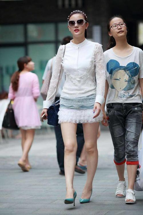 街拍，身材微胖的小姐姐穿着修身又时尚，走在街上吸引路人目光