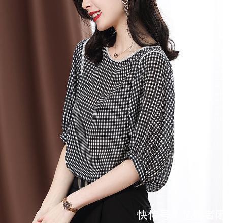 「时髦」女人一上年纪,也别穿太素,建议跟风这几个,年轻不说还时髦