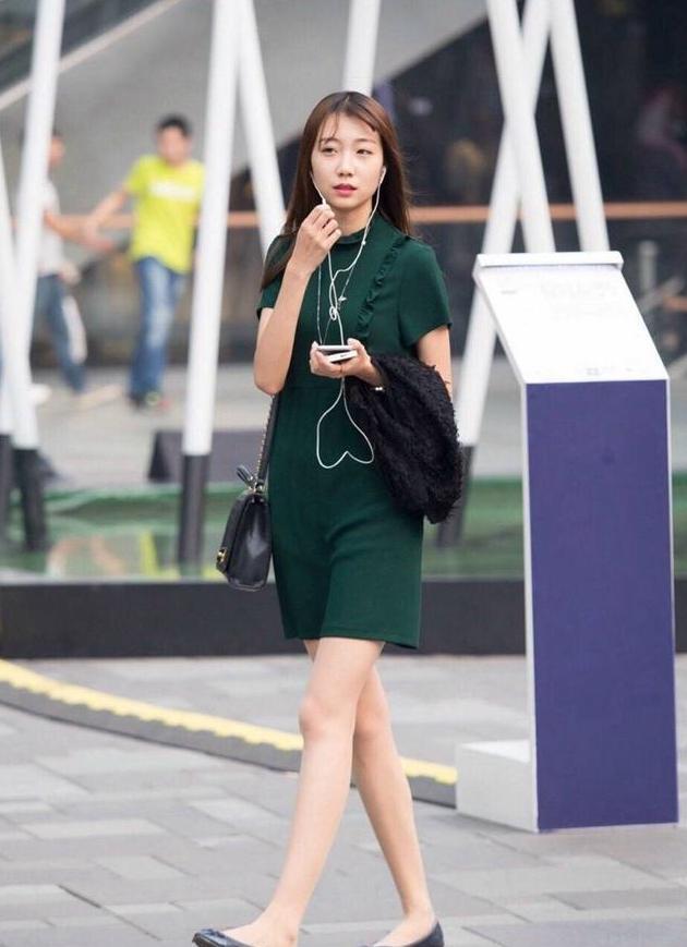 朝气蓬勃的女生, 轻松自然穿搭, 打扮起来特别上镜