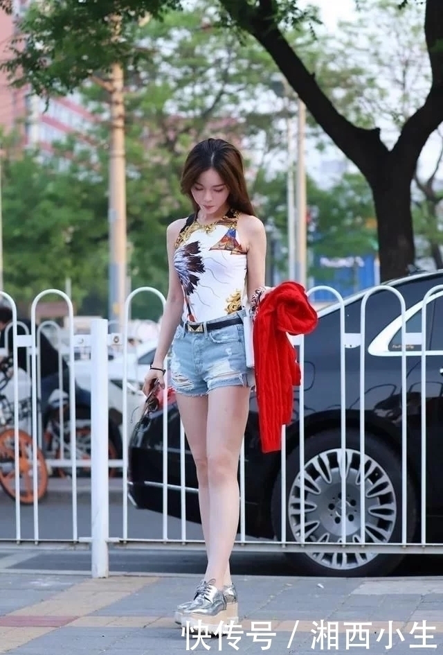 摄影：都市街头边的高挑美女，清凉的装扮很耐看！