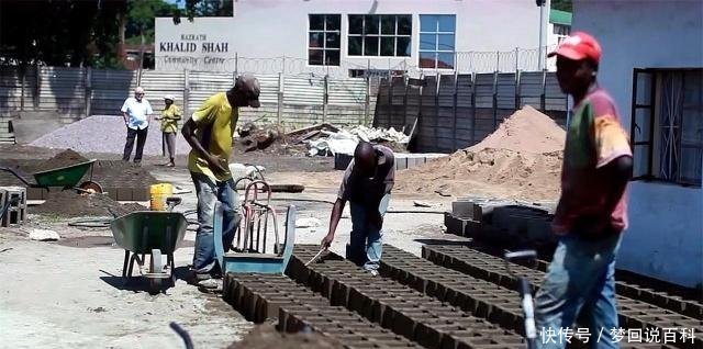 农村大叔发明简易制砖机,不耗油也不耗电,每小时生产150块砖头！