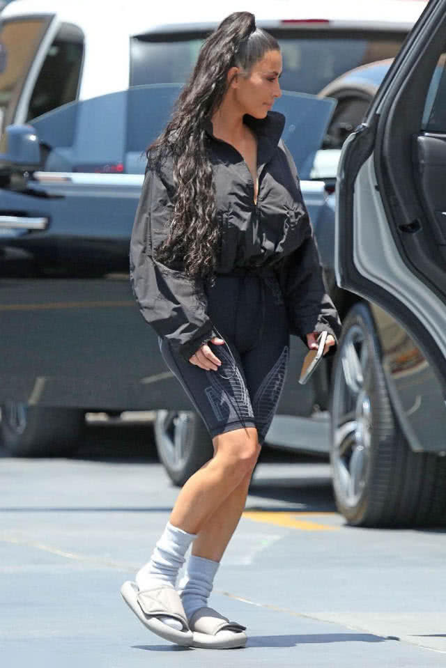 熟女紧身短裤绷出完美的线条，好身材走路昂首挺胸女王范十足