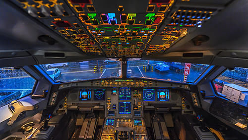  「女乘客」央媒怒批“机长让女乘客进驾驶舱”：别拿乘客生命开