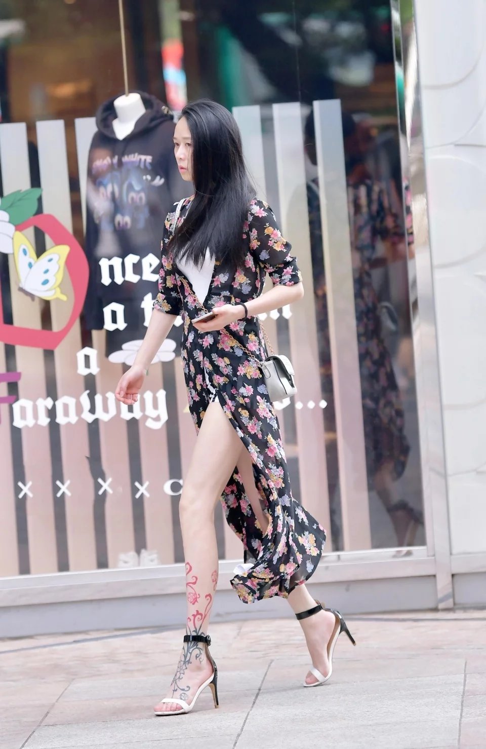 街拍：一袭薄纱长裙的美女，小姐姐你这腿长的有点过分了啊
