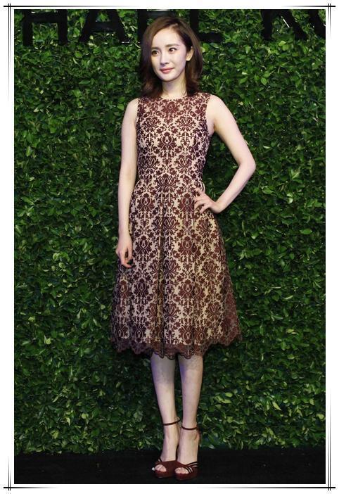 杨颖为艳压，裙子穿到一半就没了，撞上杨幂还不是一秒现回原形