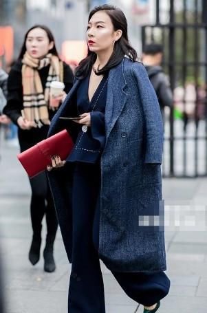  [搭配]路人街拍，小姐姐穿着一款棉衣搭黑牛仔裤，清新又好看