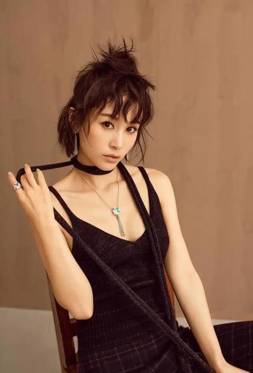  『女人』40岁以上的女人别随便烫头发，3款简约好看的发型，让你年轻5岁