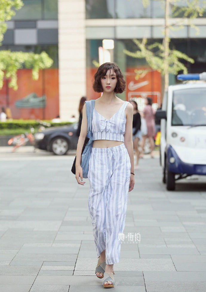 街拍重庆:就算颜值爆表，也离不开时尚潮流的穿搭!