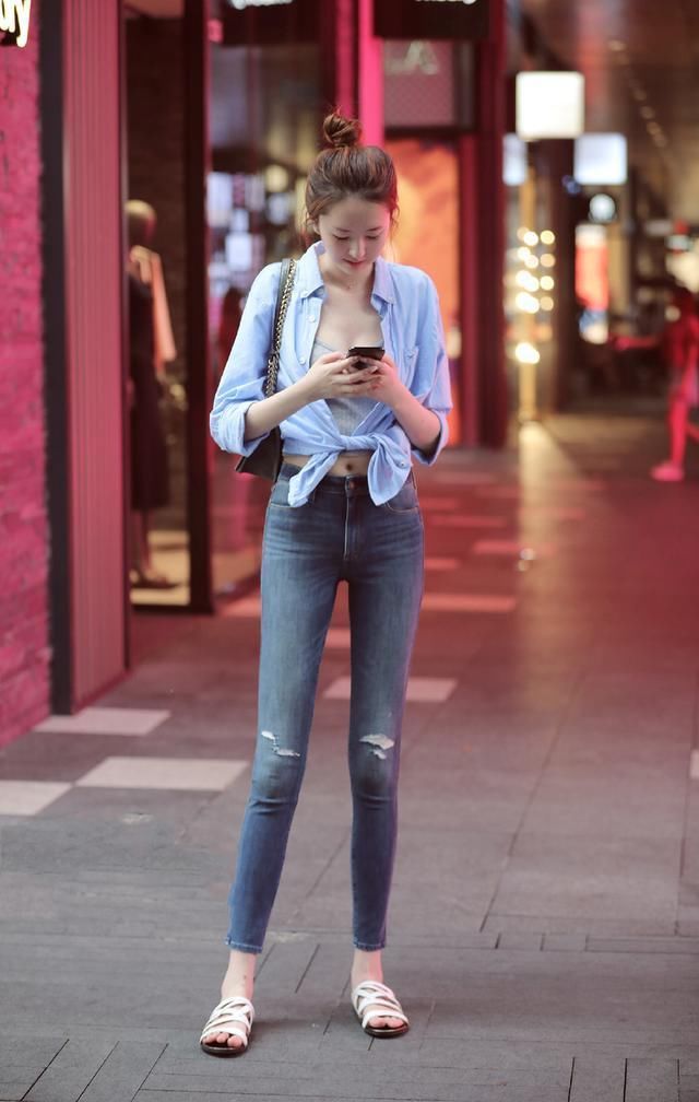 街拍:美女一双纤细的大白腿特别抢眼，气质好到让人惊讶