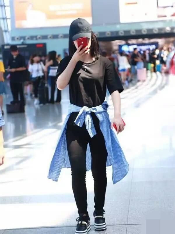 同穿学生裙的柳岩李菲儿差距大，可都不要和林志玲比吧！