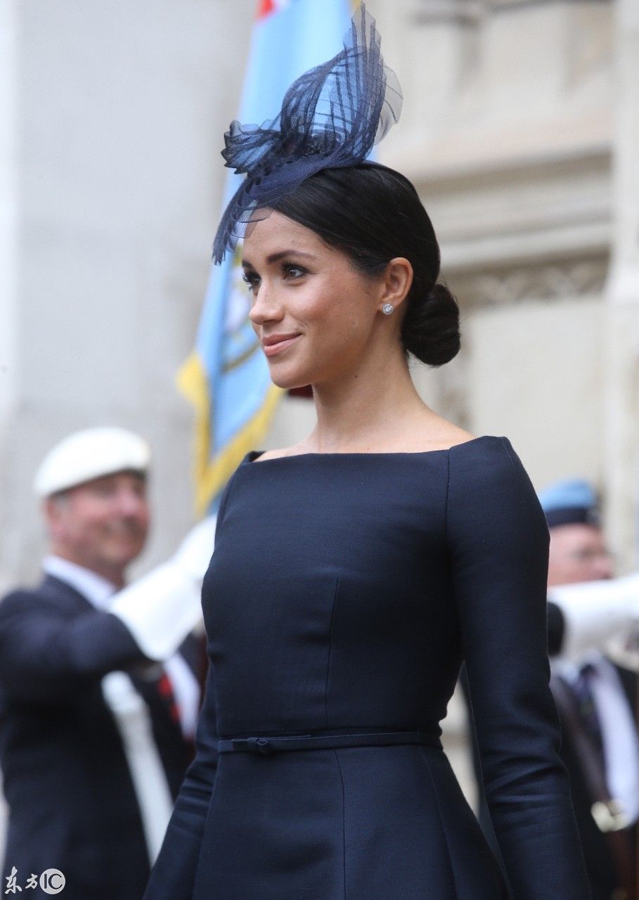 凯特王妃和梅根同场出席皇家活动 梅根的藏蓝连衣裙好漂亮