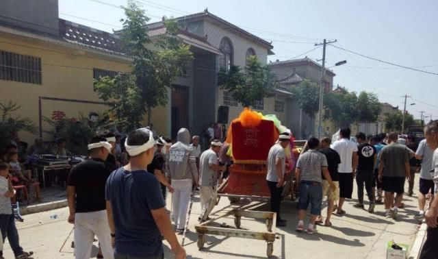 在农村，办丧事时出现这两种让人气愤的现象，真该有人管管了