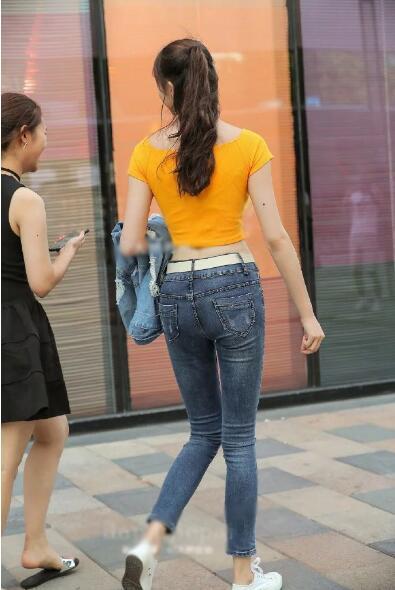穿紧身短T恤小姐姐，秀出纤细的小蛮腰，很迷人！